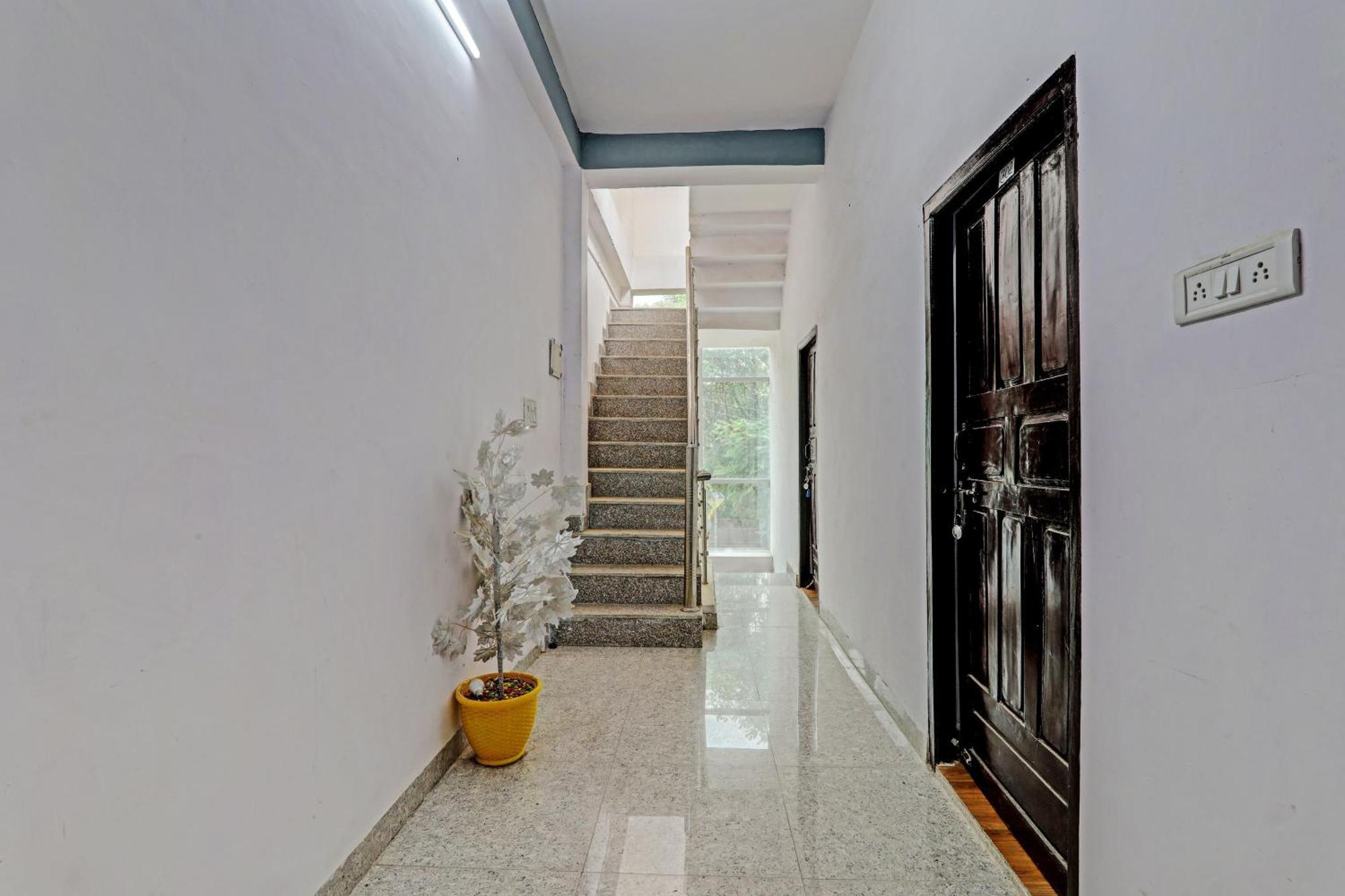 לקנאו Oyo Hotel Crown מראה חיצוני תמונה